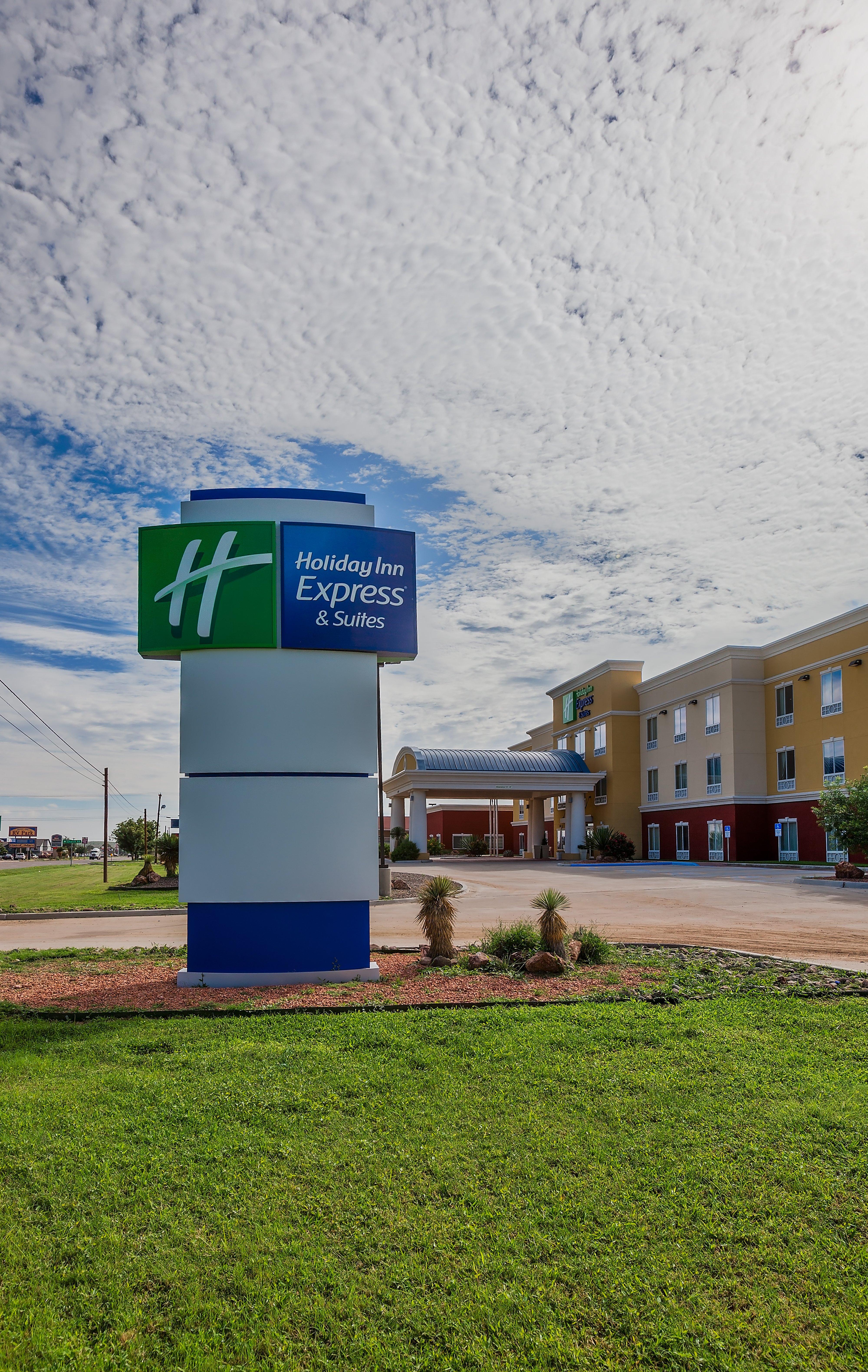 Holiday Inn Express And Suites Alpine, An Ihg Hotel Exterior photo
